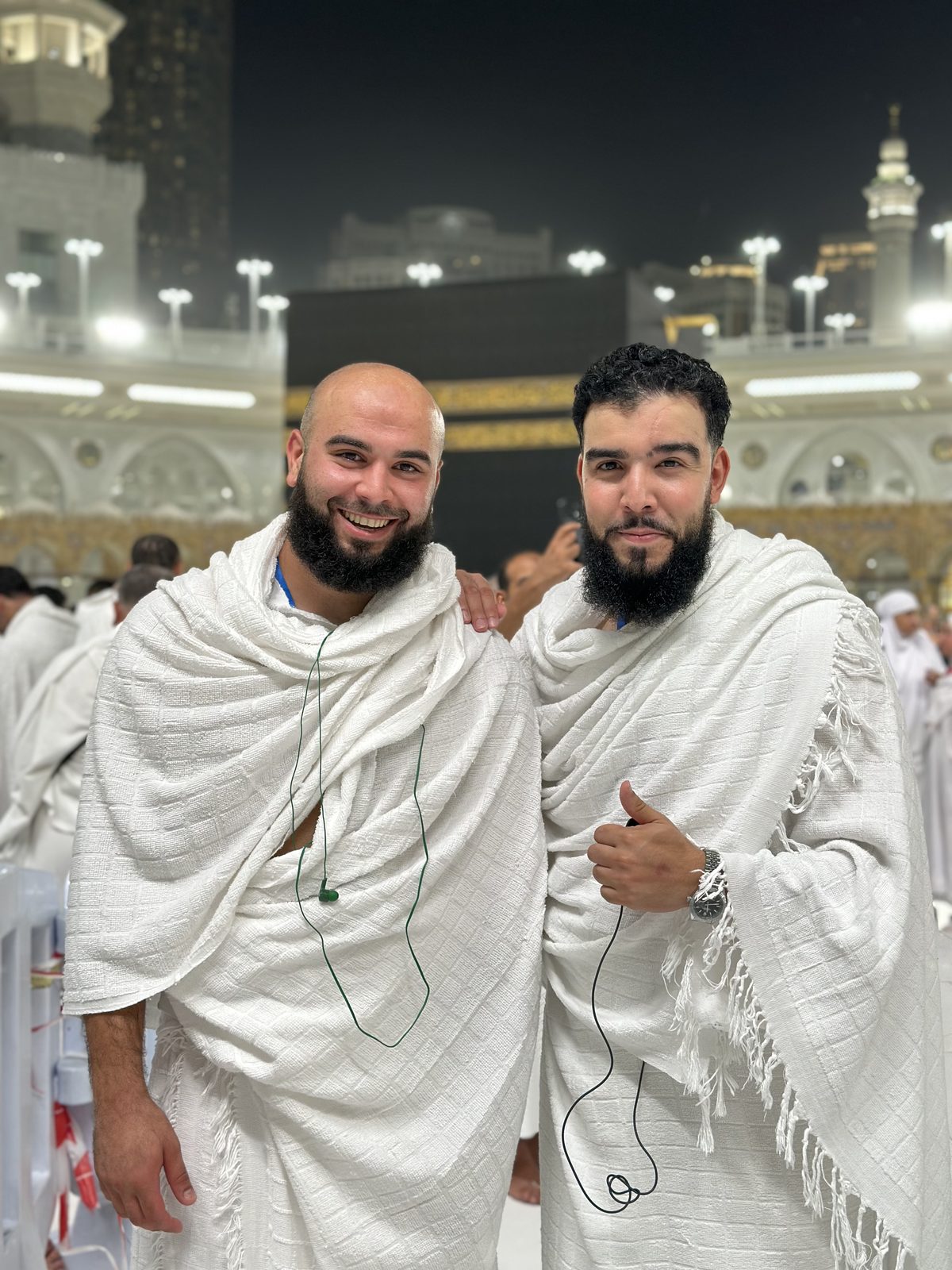 Begeleider met reiziger bij de Kaaba